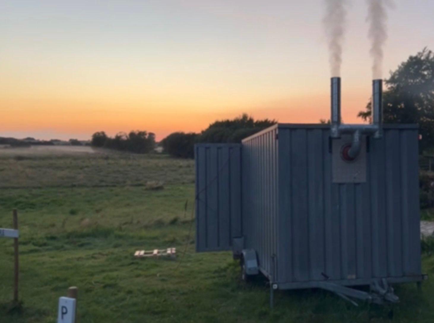Saunaen ved solnedgang i landskabet